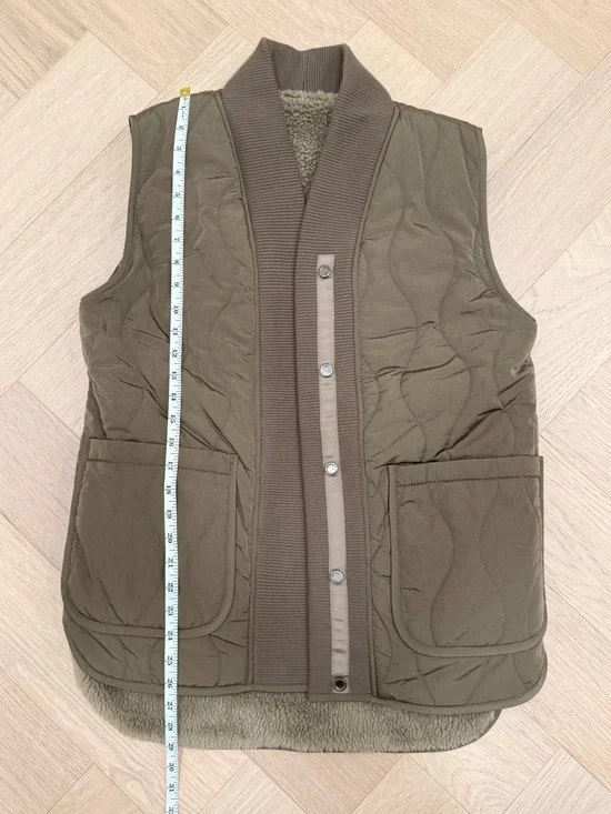 Varley Covey Sherpa Reversible Quilt Gilet in Brown - Picture 9 of 10